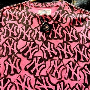 Limited edition Supreme  YankeesT shirt